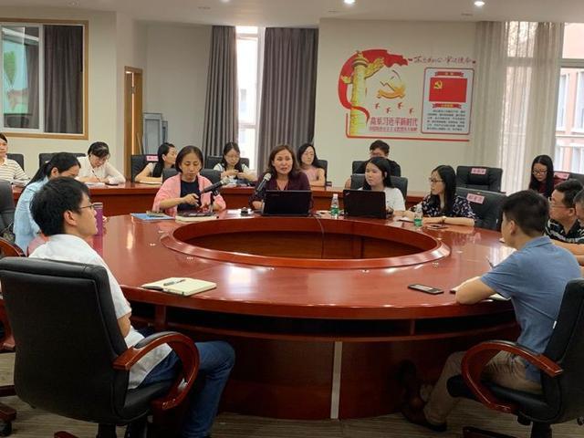 并邀请到了资深班主任郝变花老师,深圳大学李羚颖老师担任主讲嘉宾
