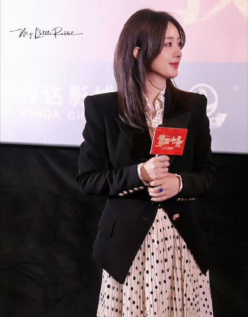 精致优雅,丽颖姐姐好漂亮呀,大家看郝秀萍了吗#赵丽颖西装配波点裙